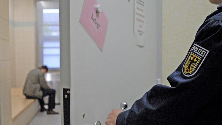 W&uuml;rzburg: Zwei Verletzte nach Pr&uuml;gelattacke in Lokal - 17-j&auml;hriger G&uuml;rtel-Schl&auml;ger rastet aus