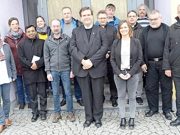 Der leitende Pfarrer im katholischen Seelsorgebereich Frankenwald, Detlef Pötzl (vorne, Fünfter von links), hat in Zusammenarbeit mit den Mitgliedern des Pastoralteams einen "Begleiter durch die Adventszeit" verfasst und als Broschüre herausgebracht. Foto: Karl-Heinz Hofmann