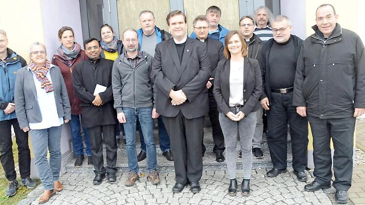 Der leitende Pfarrer im katholischen Seelsorgebereich Frankenwald, Detlef Pötzl (vorne, Fünfter von links), hat in Zusammenarbeit mit den Mitgliedern des Pastoralteams einen "Begleiter durch die Adventszeit" verfasst und als Broschüre herausgebracht. Foto: Karl-Heinz Hofmann