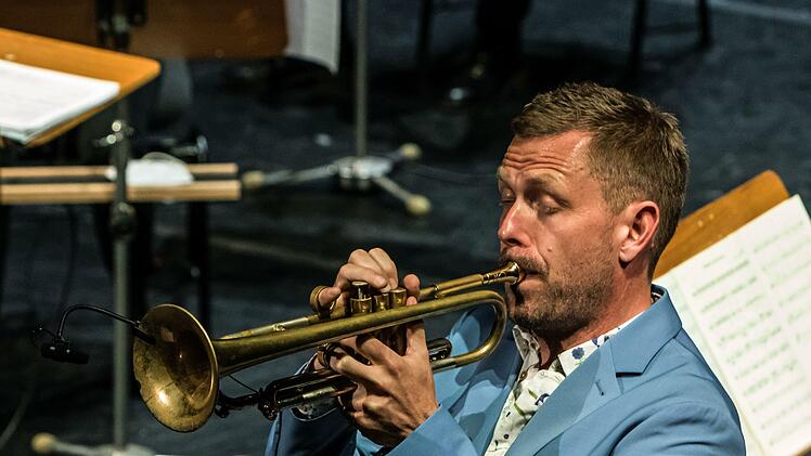 Star-Trompeter Nils Wülker musizierte bei "It'z Jazz" gemeinsam mit dem Philharmonischen Orchester des Landestheaters unter Leitung von GMD Daniel Carter.Foto. Jochen Berger