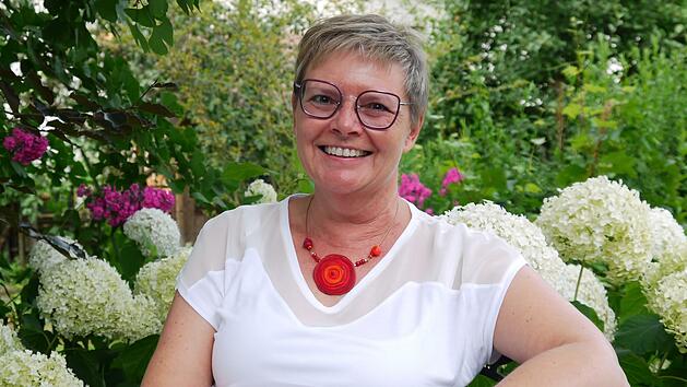 Sabine Dittmar an ihrem Lieblingsplatz, dem eigenen Garten in Maßbach. Dieser ist eine grüne Ruheoase für die Politikerin.  Foto: Rebecca Vogt