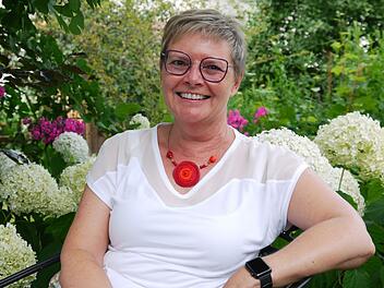 Sabine Dittmar an ihrem Lieblingsplatz, dem eigenen Garten in Maßbach. Dieser ist eine grüne Ruheoase für die Politikerin.  Foto: Rebecca Vogt