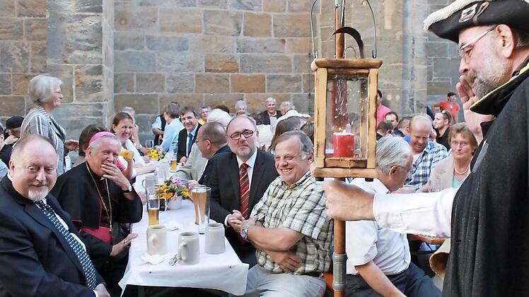 Der Türmer Michael Hofmann trägt sein Gedicht, in bester Türmermanier, vor, so dass es jeder am Platz hören konnte.