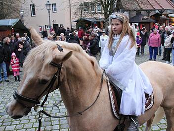 Hoch zu Ross: Auf Wallach "Magic Yellow" ritt das Christkind, gespielt von Franziska Pöhnl, auf den Blaicher Weihnachtsmarkt. Foto: Stephan Stöckel