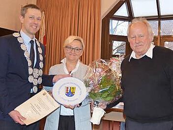 Bürgermeister Marco Steiner überreicht den Ehrenteller der Stadt an Doris und Günther Knorr. Foto: Rainer Lutz
