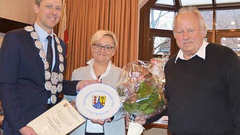Bürgermeister Marco Steiner überreicht den Ehrenteller der Stadt an Doris und Günther Knorr. Foto: Rainer Lutz