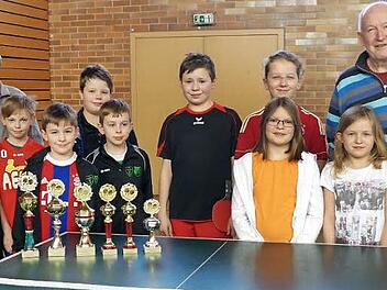 Bei den Tischtennis-Mini-Meisterschaften in Neuses erhielten die neun Teilnehmer Pokale, die Toni Hoderlein (links hinten) gespendet hatte. Mit im Bild Organisator Wolfgang Weidner (rechts). Foto: privat