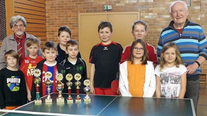 Bei den Tischtennis-Mini-Meisterschaften in Neuses erhielten die neun Teilnehmer Pokale, die Toni Hoderlein (links hinten) gespendet hatte. Mit im Bild Organisator Wolfgang Weidner (rechts). Foto: privat