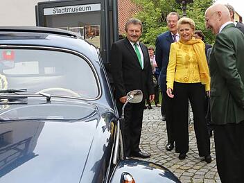 Bernhard Schwab, Jürgen Thumann, Maria-Elisabeth Schaeffler, German Hacker (verdeckt) und Altbürgermeister Hans Lang (v. l.) schwelgten beim Anblick eines alten VW Käfers in Erinnerungen.  Foto: Barbara Herbst