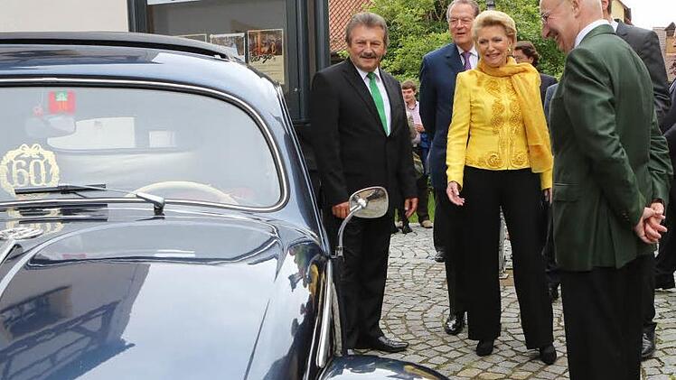 Bernhard Schwab, Jürgen Thumann, Maria-Elisabeth Schaeffler, German Hacker (verdeckt) und Altbürgermeister Hans Lang (v. l.) schwelgten beim Anblick eines alten VW Käfers in Erinnerungen.  Foto: Barbara Herbst