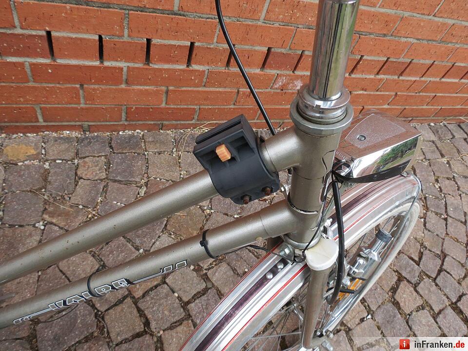 Nach Messerattacke auf Fußgänger sucht die Polizei den Besitzer dieses Rads: Hinweise werden rund um die Uhr von jeder Polizeidienststelle oder direkt von der Kriminalpolizei Aschaffenburg unter Tel. 06021/857-1732 entgegengenommen.