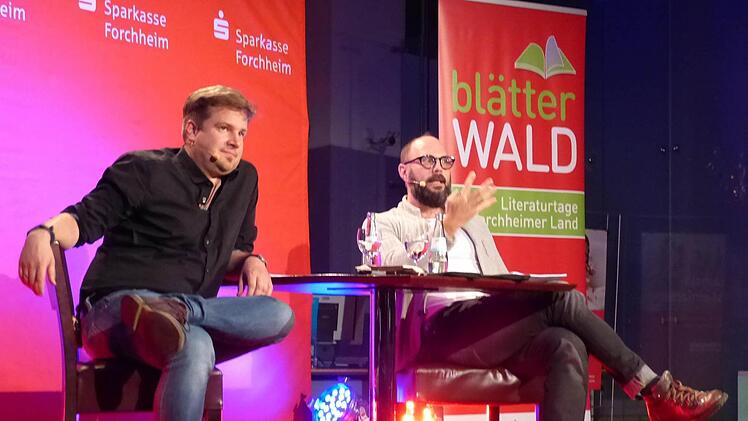Michael Kobr (links) und Volker Klüpfel bei der Auftaktveranstaltung in Forchheim Foto: Pauline Lindner