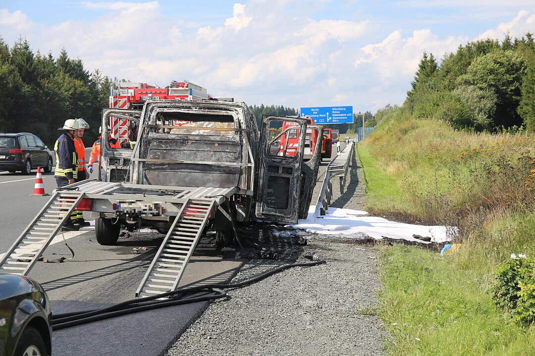 Kleintransporter brennt komplett aus:  A9 bei Münchberg komplett gesperrt
