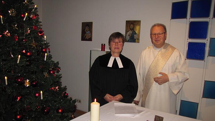 Pfarrerin Susanne Thorwart und Diakon Wolfgang Fehn luden am Heiligen Abend zu einer Ökumenischen Christvesper in die Kapelle des Klinikums ein.Martin Koch