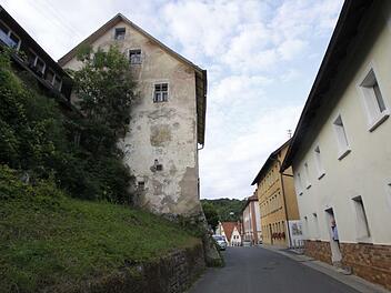 Die Markgrafenstraße zwischen alten Rathaus (links) und der Arztpraxis (ockerfarbenes Gebäude rechts)  ist eine der Engstellen, weil hier zwei Fahrzeuge nicht im Gegenverkehr fahren können. Dazu kommt noch die gefährliche Situation, wenn jemand aus dem kleinen Haus rechts auf die Straße tritt.. Foto: Reinhard Löwisch