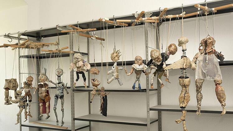 Exponate aus der Ausstellung "Lehm & Lehm lasssen" im Glasmuseum RosenauFoto: Kunstsammlungen