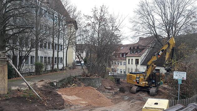 Im Spielplatz steht ein Bagger, es wird ein neuer Kanal verlegt. Nach dem Rathausbau bekommt der gesamte Schlossgraben eine neue Gestaltung.