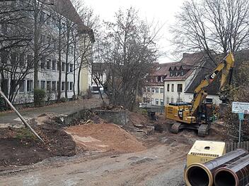 Im Spielplatz steht ein Bagger, es wird ein neuer Kanal verlegt. Nach dem Rathausbau bekommt der gesamte Schlossgraben eine neue Gestaltung.