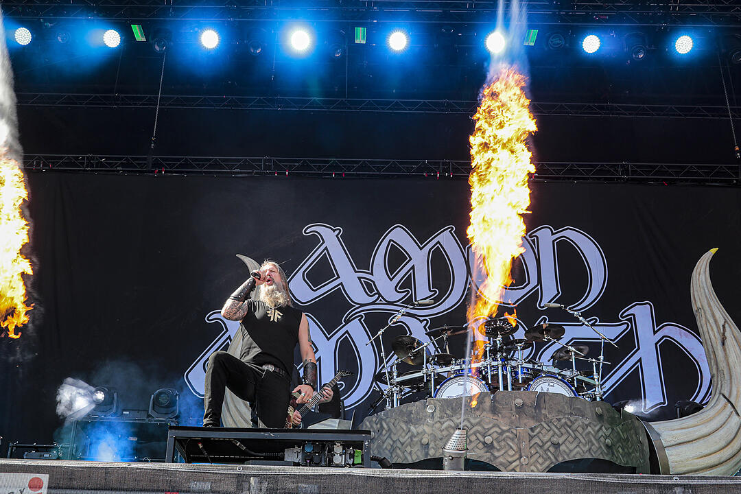 Amon Amarth bei Rock im Park 2019: Ganz viel Metal und Feuer bringt die Fans zum Durchdrehen
