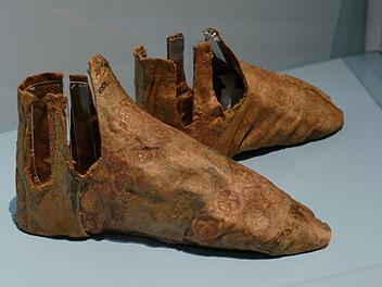 Pontifikalschuhe aus Seide (1196) des Bamberger Bischofs Otto II.