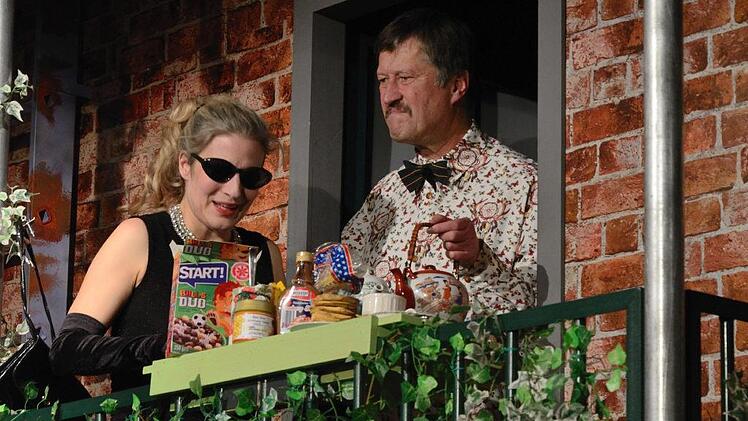 Silvia Steger und Marc Marchand in der Komödie "Frühschicht bei Tiffany" von Kerry Renard. Sebastian Worch
