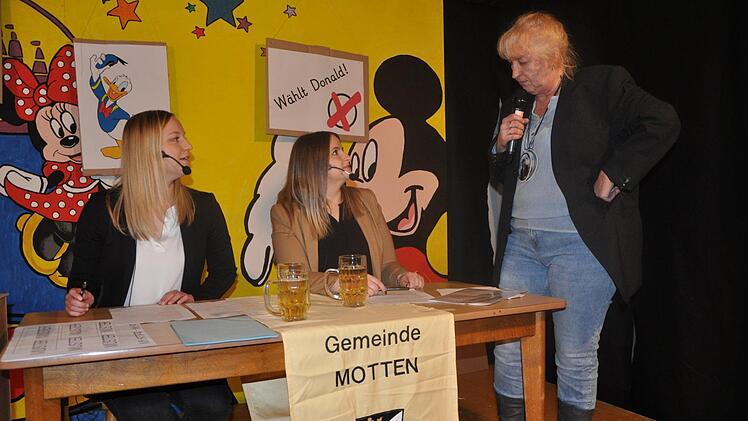 Ute Becker weist die erstmaligen Wahlhelfer Luisa Herbert und Jenny Müller ein (von rechts). Foto: Petra Heurich