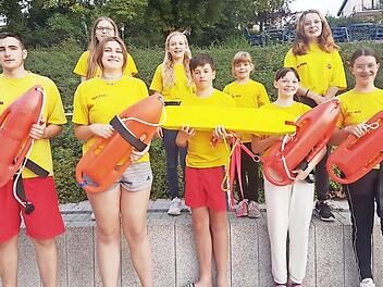 Stolz sind die Verantwortlichen der DLRG auf die Jugendgruppe, die ihre Weiterbildung erfolgreich abgeschlossen hat.