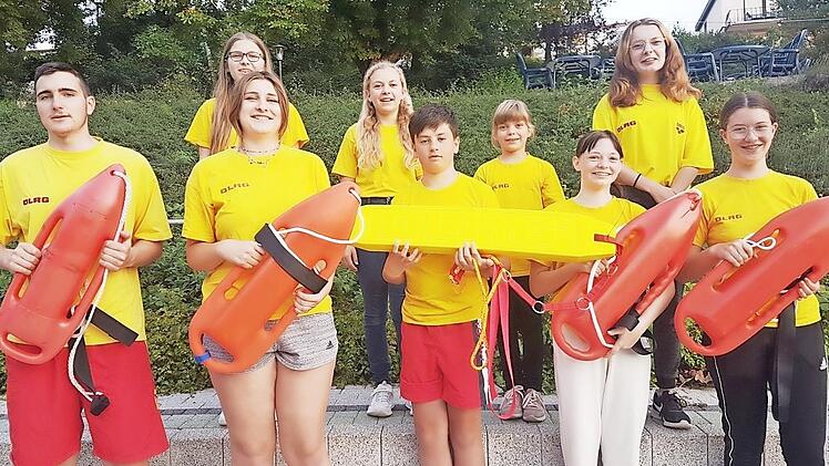 Stolz sind die Verantwortlichen der DLRG auf die Jugendgruppe, die ihre Weiterbildung erfolgreich abgeschlossen hat.