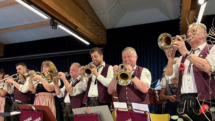 Die Original Wei&szlig;enbacher Schlo&szlig;hofmusikanten spielten beim Fr&uuml;hlingsfest im Kurstift Bad Br&uuml;ckenau