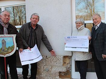 An der evangelischen Kirche überreichten Dieter Petsch (2. von links) und Edgar Dömling (rechts) an den Turmverein-Vorsitzenden Wolfram Graeber und an Kirchenpflegerin Christine Abeska die Spenden der Jagdgenossenschaft.