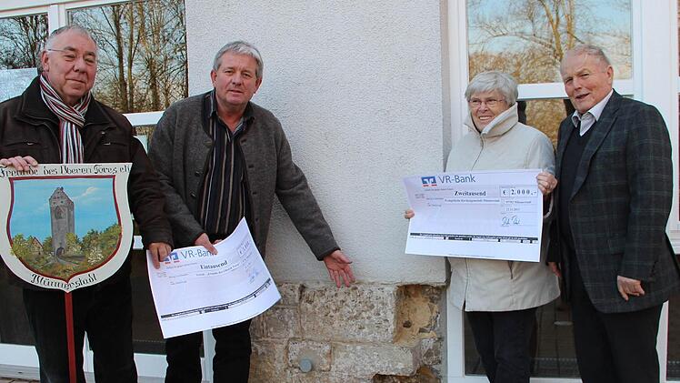 An der evangelischen Kirche überreichten Dieter Petsch (2. von links) und Edgar Dömling (rechts) an den Turmverein-Vorsitzenden Wolfram Graeber und an Kirchenpflegerin Christine Abeska die Spenden der Jagdgenossenschaft.