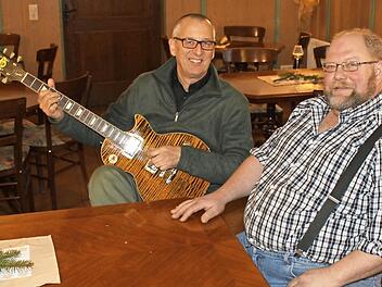 Dennis Dennehy will eine Plattform für Liedermacher und Dichter schaffen. Zusammen mit Dieter Göbel vom "Rhönadler" startet er in Hausen einen Folk Club nach englischem Vorbild. Foto: Carmen Schmitt