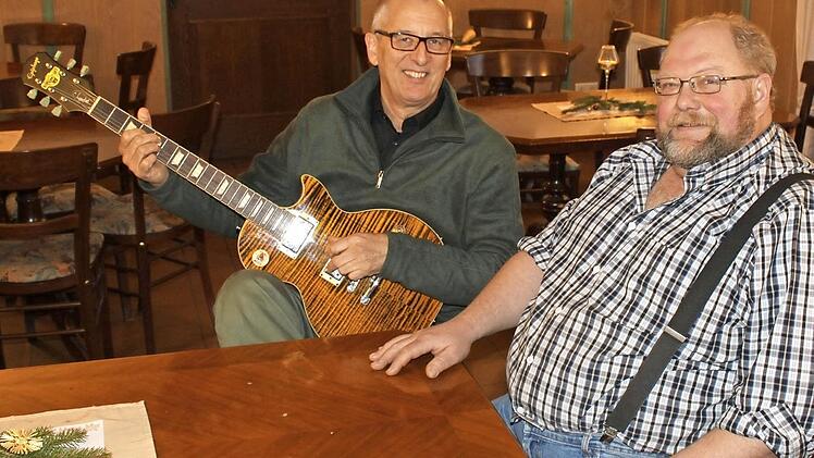 Dennis Dennehy will eine Plattform für Liedermacher und Dichter schaffen. Zusammen mit Dieter Göbel vom "Rhönadler" startet er in Hausen einen Folk Club nach englischem Vorbild. Foto: Carmen Schmitt