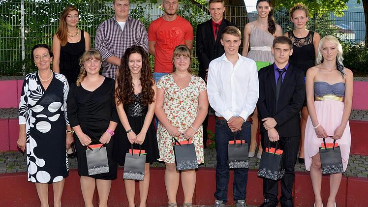 Rektorin Ursula Plohnke (vorne links) mit den Jahrgangsbesten Irina Köhler, Selina Hein, Nicole Köhler, Lukas Schmitt, Valery Lips, Magdalena Januskiewicz. Obere Reihe von links: Dana Wehner, Franz Günther, Florian Bytygi, Gero Karsten, Lena Werner und Luisa Metz. Foto: Peter Rauch