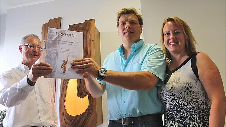 Der Servicestellenleiter der Oskar-Patzelt-Stiftung, Robert Knitt, überreicht den Großen Preis an Matthias Schäfer und dessen Ehefrau Nicole.  Foto: Gerd Schaar