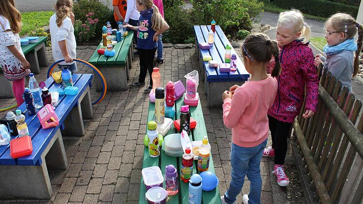 Lauter bunte Sachen: Wer viel spielt, muss auch auch viel essen und trinken.Foto: Katja Müller