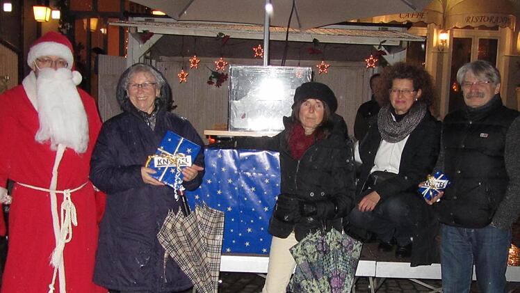 Dieter Seban (v.l.) und Dr. Karin Ott (zweite v.r.) sorgten für glückliche Gesichter bei Helma Ritter, Jutta Jäger und Dr. Hubertus Felsen.  Foto: Vogt