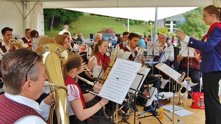 Für die Musik sorgte die Musikkapelle Poppenlauer. Foto: Sigismund von Dobschütz