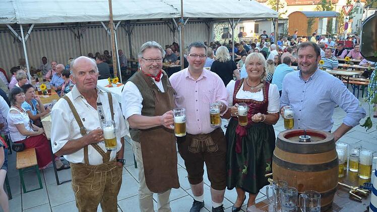 Ein Prosit der Gemütlichkeit: Von links Günther Schubert, Bürgermeister Hans Pietz, Christian Haderlein, Anita Swiduruk, Dritter Bürgermeister Klas Dressel. Foto: Karl-Heinz Hofmann