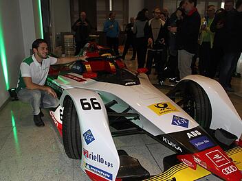 Formel-E-Pilot Daniel Abt stellt den Schaeffler-Mitarbeitern sein neues Arbeitswerkzeug vor.  Foto: Busch