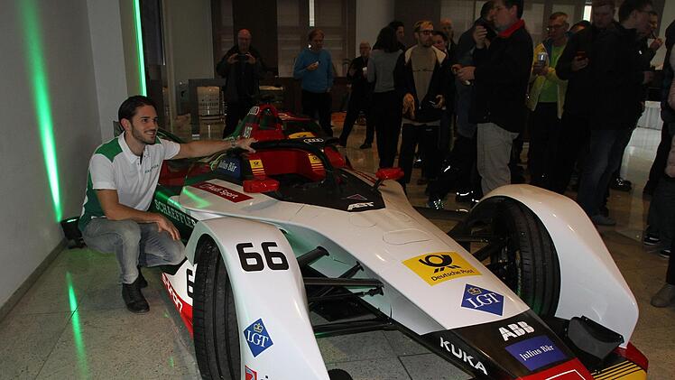 Formel-E-Pilot Daniel Abt stellt den Schaeffler-Mitarbeitern sein neues Arbeitswerkzeug vor.  Foto: Busch