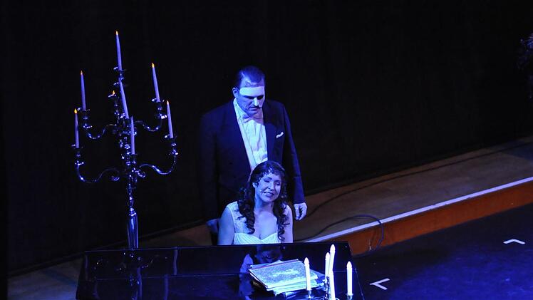 Schauerlich: Das Phantom der Opfer (Eugene F. Raggio), das von Christine (Magdalena Moty) geliebt werden will. Peter Klopf