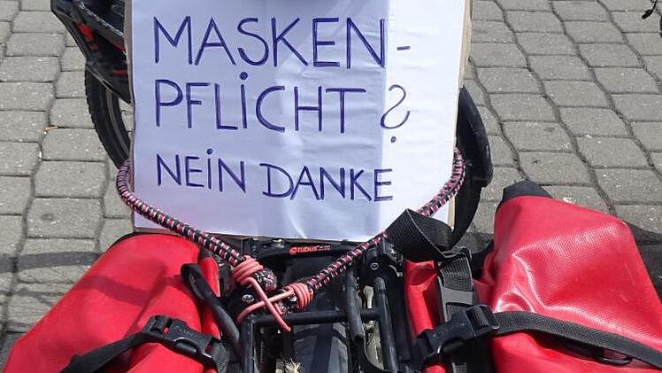 Plakate gegen die Maskenpflicht Foto: Michaela Hofmann