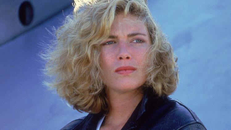 Eine Ausbilderin wie diese w&uuml;nscht sich so mancher - obwohl Maverick, als er sie in einer Bar kennenlernt, nicht wei&szlig;, dass sie ihn anleiten wird. Der Pilot hat das Gl&uuml;ck, von Charlie (Kelly McGillis) in die Kampfjet-Kunst eingewiesen zu werden, und verliebt sich in sie.