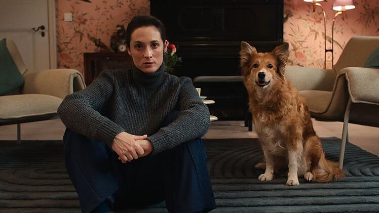 Lisas (Friederike Becht) Hund ist ihr treuer Freund und Mitbewohner in der riesigen, viel zu gro&szlig;en Villa abseits des Trubels der Stadt.