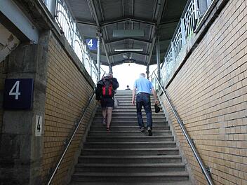 Die Deutsche Bahn plant, die Unterquerung der Gleise im Bahnhof Ebenhausen durch Rampen auch Gehbehinderten und Rollstuhlfahrern zu ermöglichen. Fotos: Thomas Mäuser