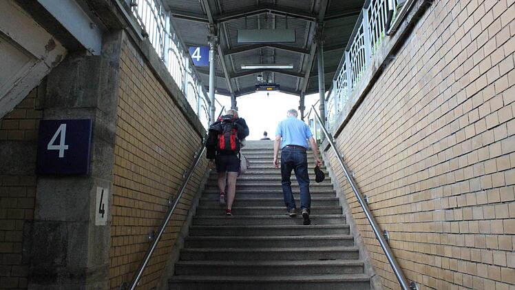 Die Deutsche Bahn plant, die Unterquerung der Gleise im Bahnhof Ebenhausen durch Rampen auch Gehbehinderten und Rollstuhlfahrern zu ermöglichen. Fotos: Thomas Mäuser