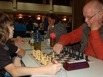 "Schach-Senior" Heinz Heger (r.) belegte bei der Schnellschach-Meisterschaft in Heroldsbach den vierten Rang.  Foto: privat