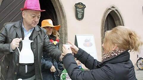 Bürgermeister Helmut Blank schenkt Wärmendes aus