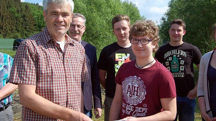 Bürgermeister Bernhard Storath überreichte Felix Fleischmann einen Obolus für die Klassenkasse.